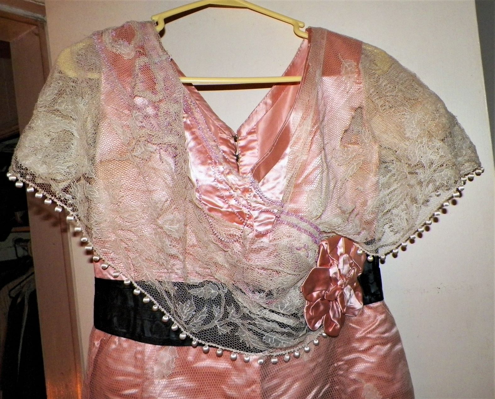 CLOTHES DRESS ANTIQUE 1AAA.JPG