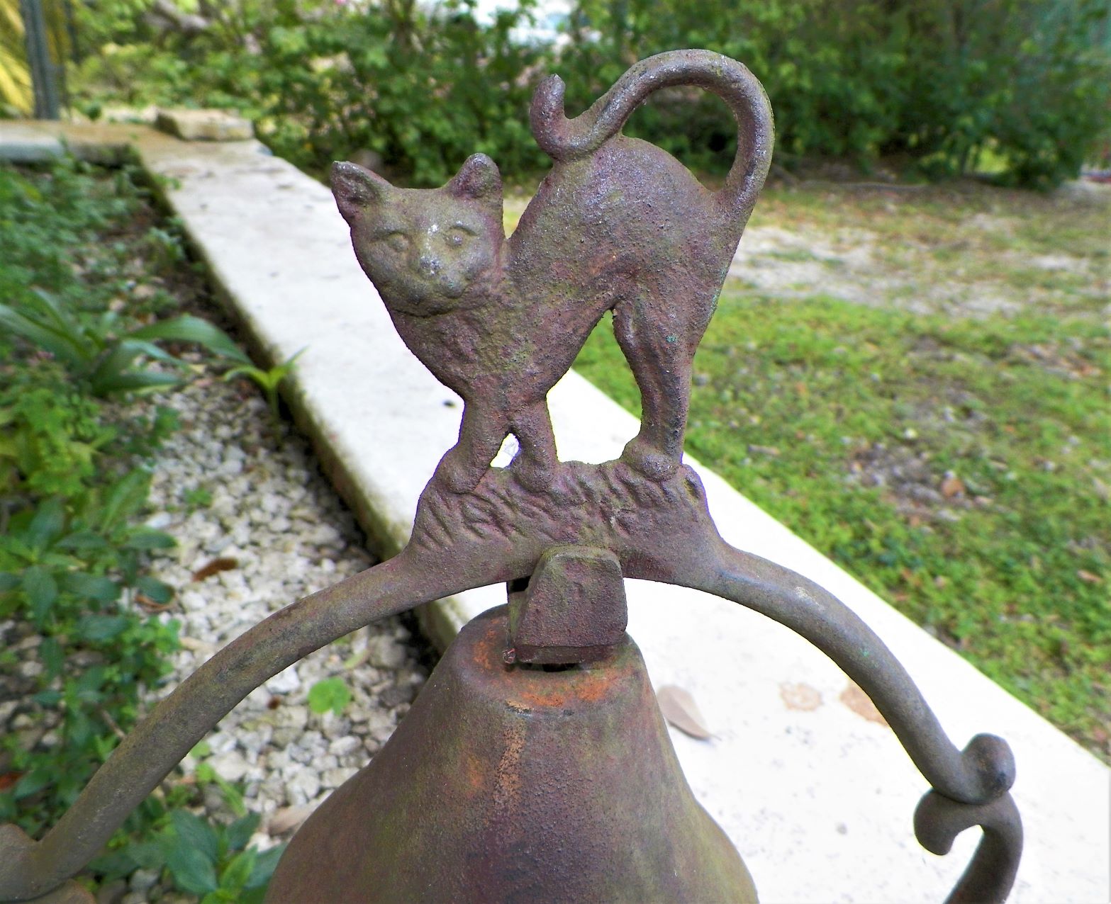 COLLECTIBLE BELL ANTIQUE WITH CAT 2AA.JPG