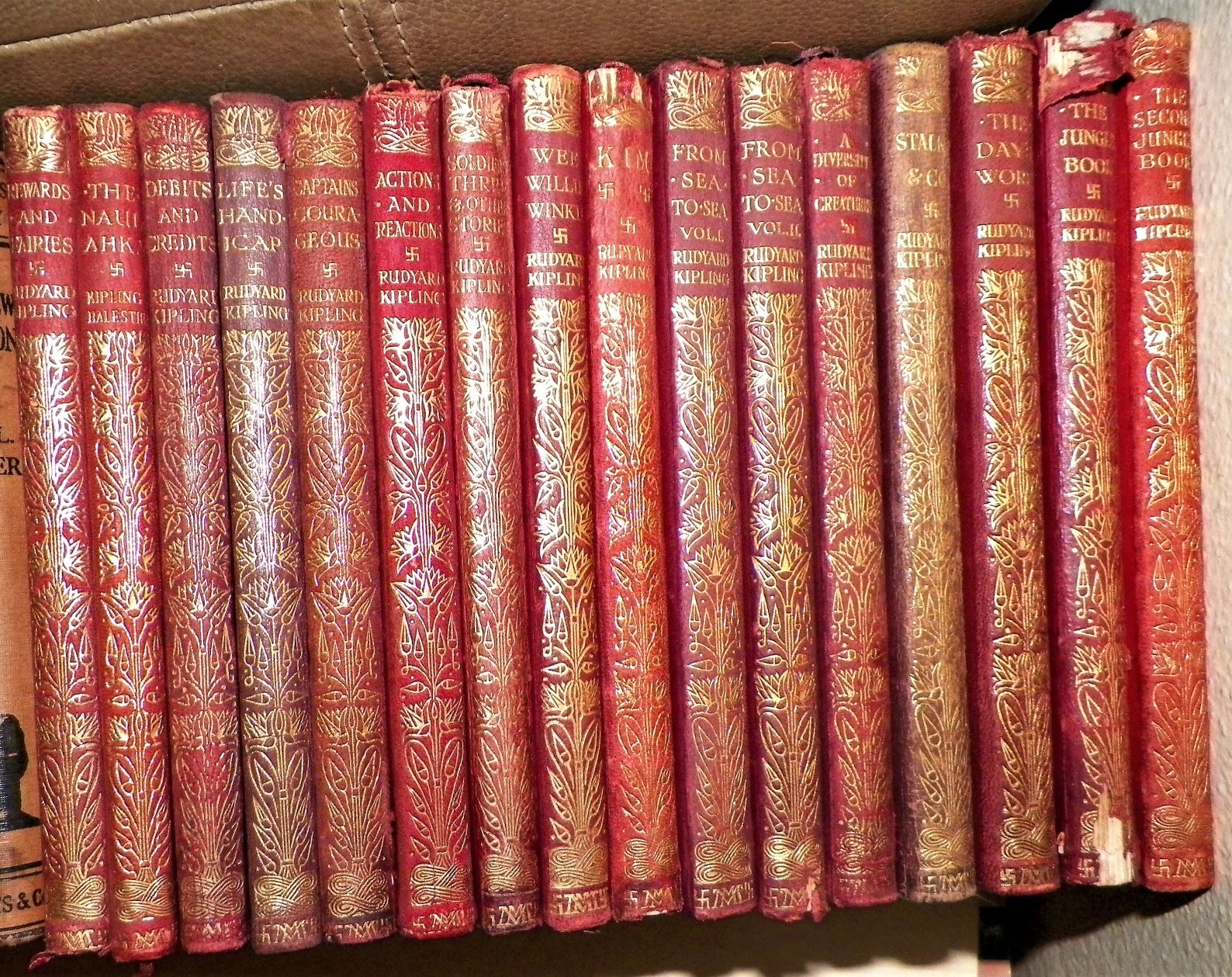 COLLECTIBLE BOOK A GROUP ANTIQUE COLLECTION 1AA.JPG