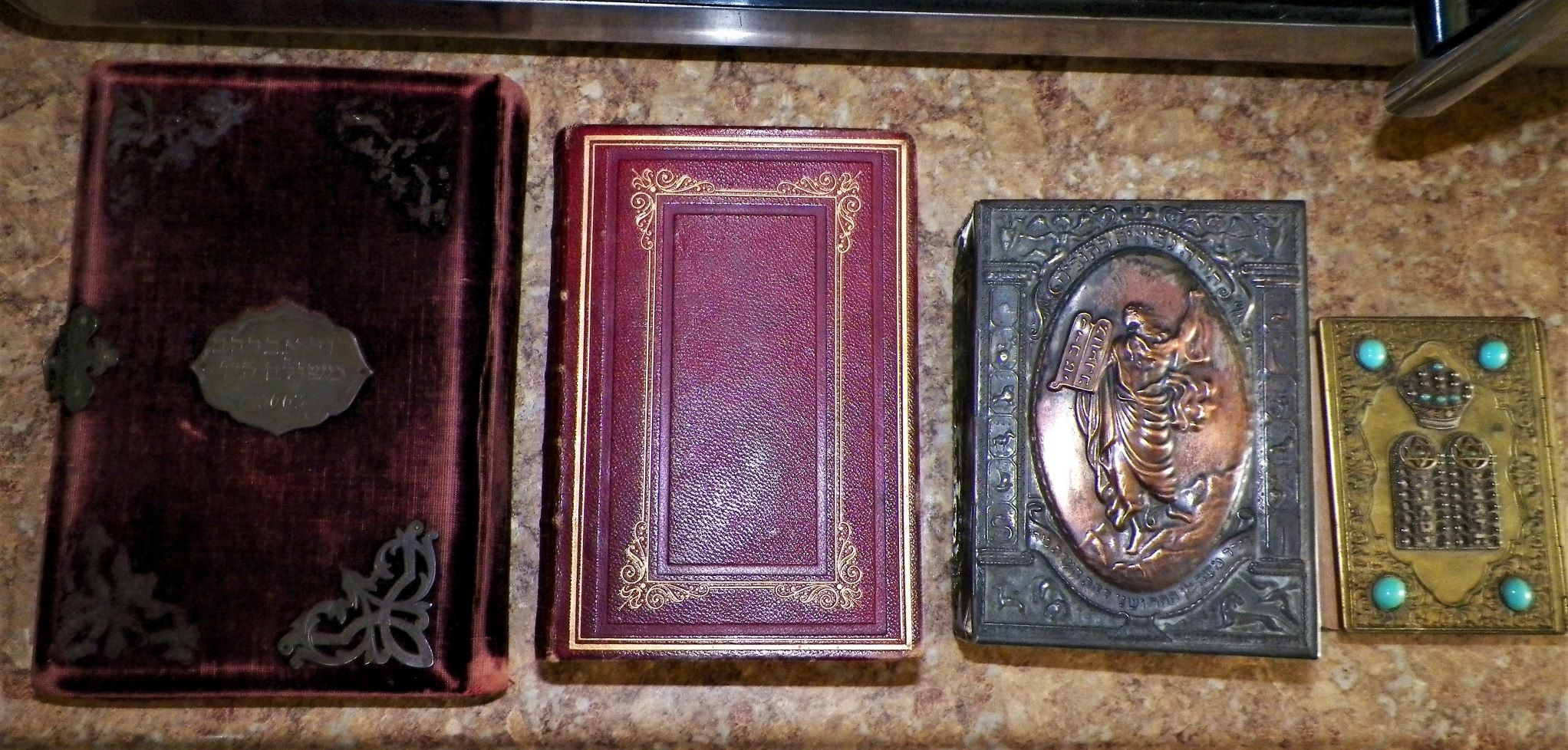 COLLECTIBLE BOOK BIBLES & TORAHS A GROUP 1AA.jpg