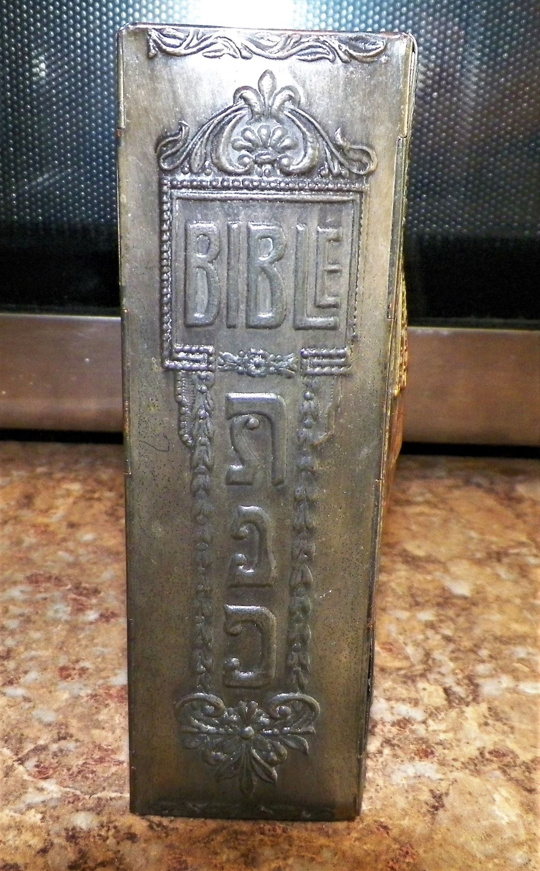 COLLECTIBLE BOOK BIBLES & TORAHS BIBLE METAL COVER 2AA.jpg
