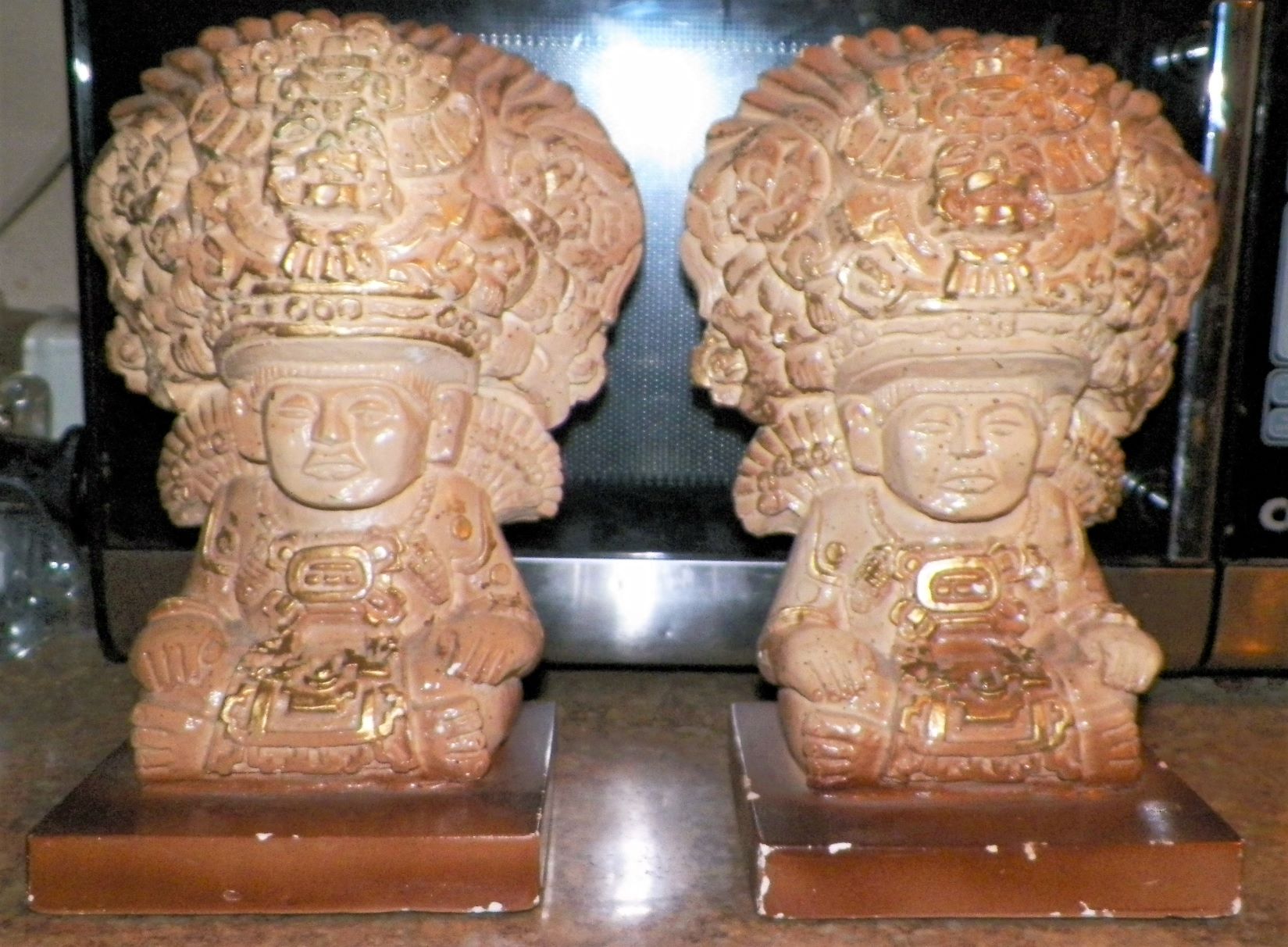 COLLECTIBLE BOOKENDS AZTEC MEXICAN MAYAN PLASTER 1AA.JPG