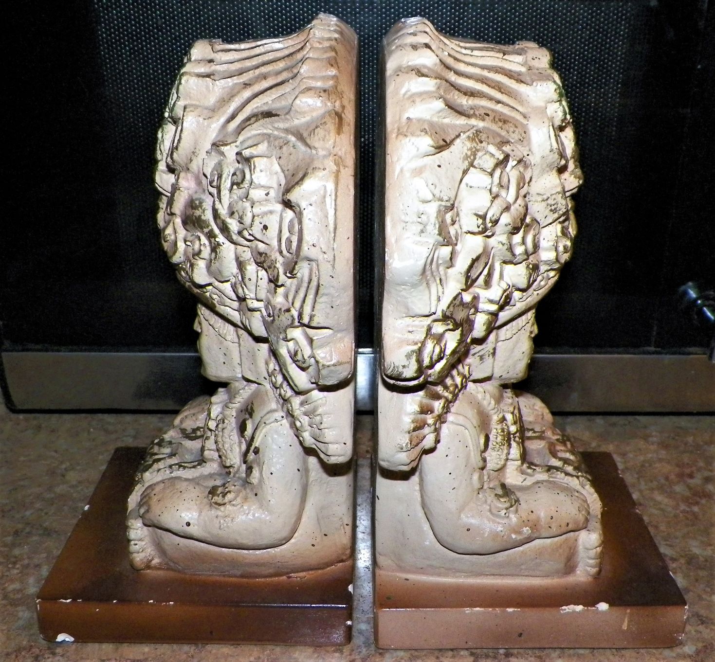COLLECTIBLE BOOKENDS AZTEC MEXICAN MAYAN PLASTER 2AA.JPG