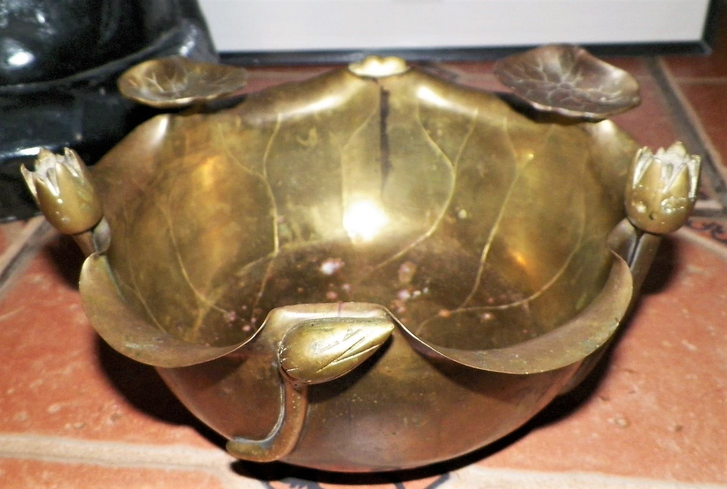 COLLECTIBLE BRASS BOWL FLOWERS AND VINES 3AA.JPG