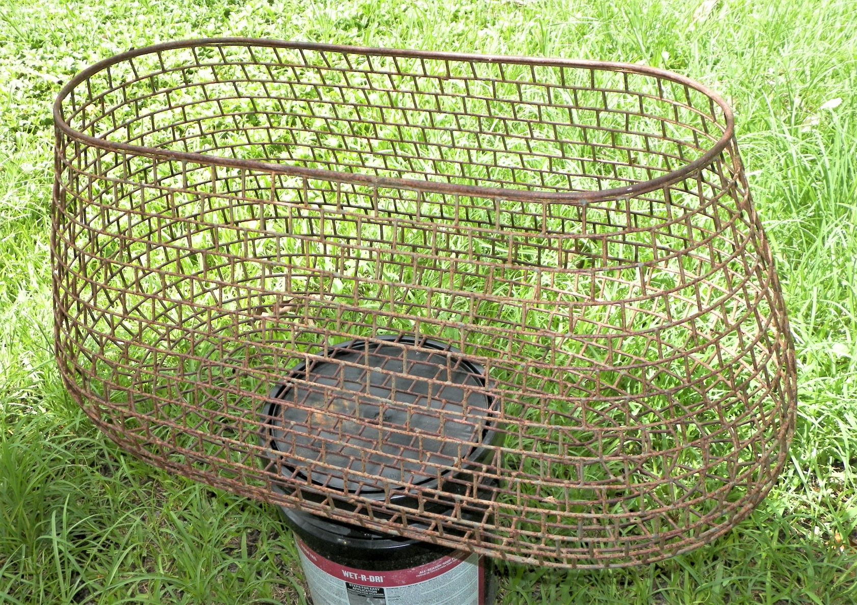 COLLECTIBLE CAGE FISHING CONTAINER 1AAZZ.jpg
