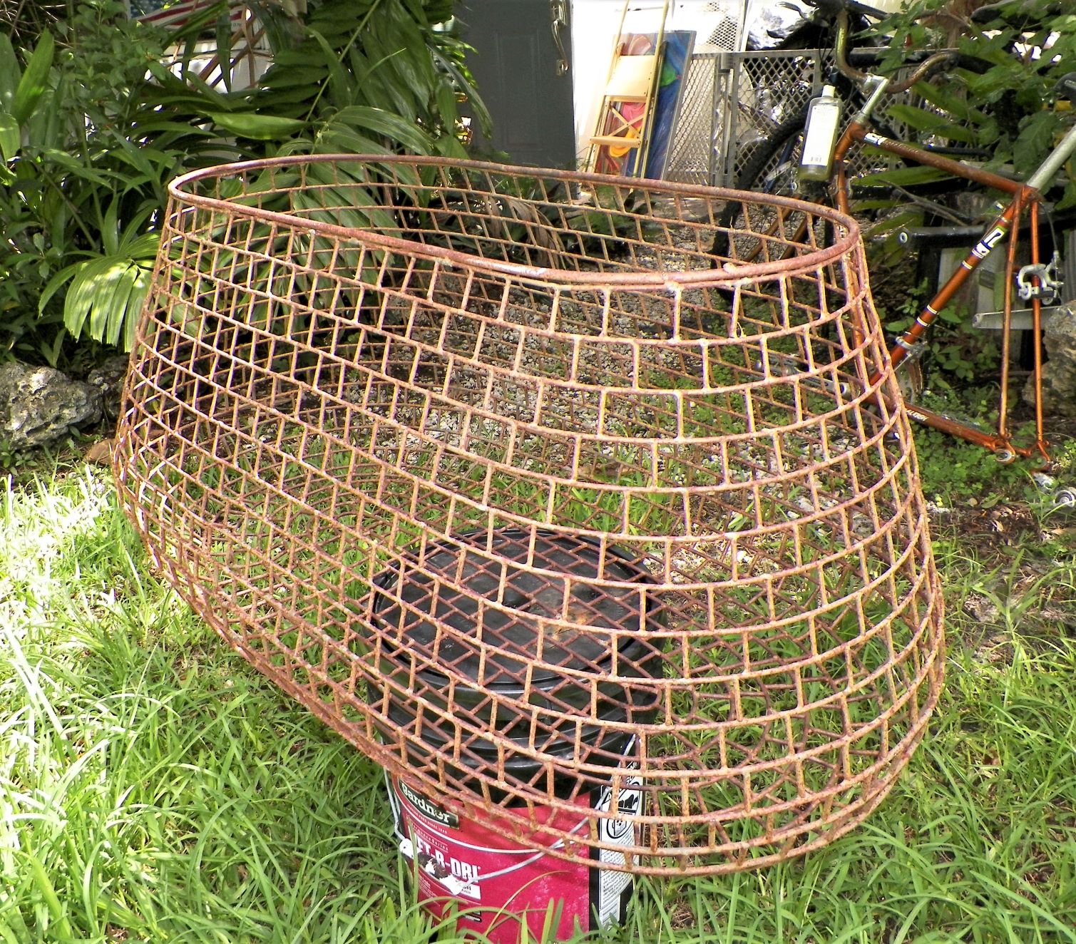 COLLECTIBLE CAGE FISHING CONTAINER 2AAZZ.jpg