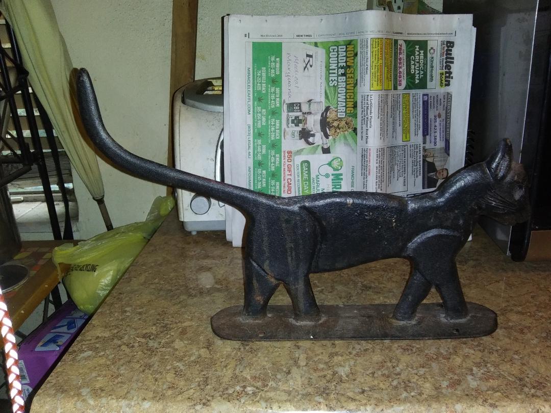 COLLECTIBLE CAT CAST IRON 1AA.jpg
