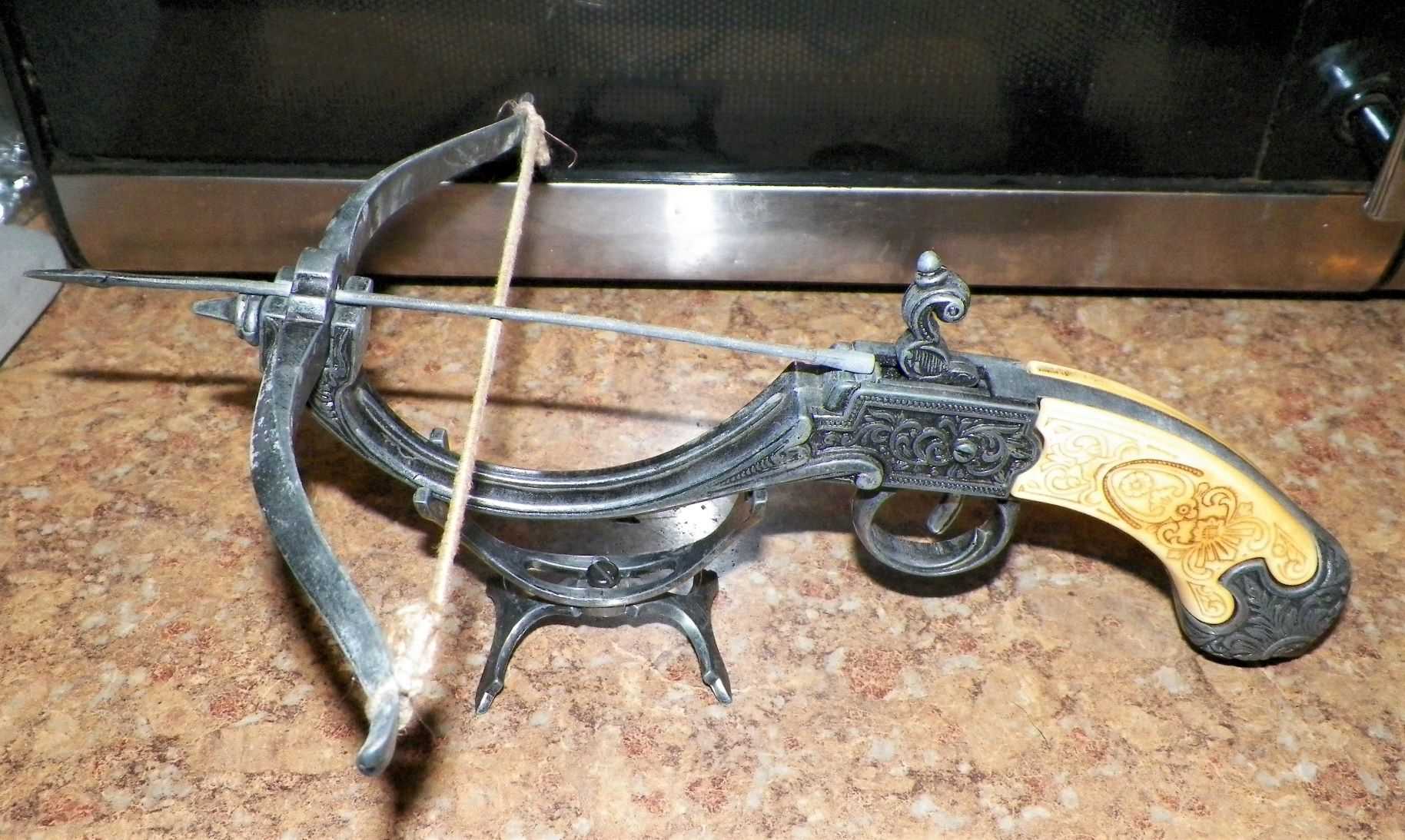 COLLECTIBLE CROSSBOW PISTOL 1A.JPG