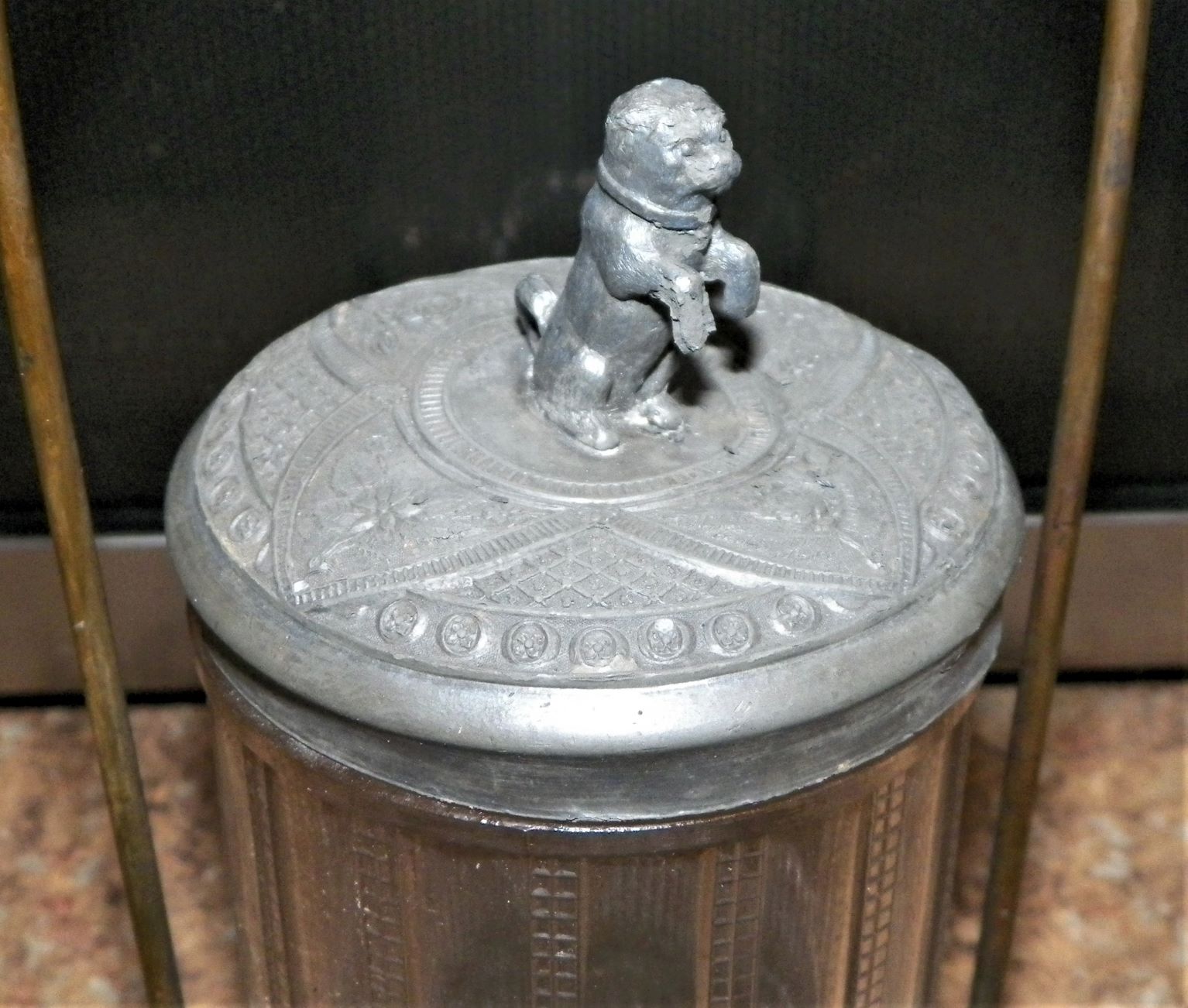 COLLECTIBLE GLASS DOG TOP WITH HANDLE 1CAA.JPG