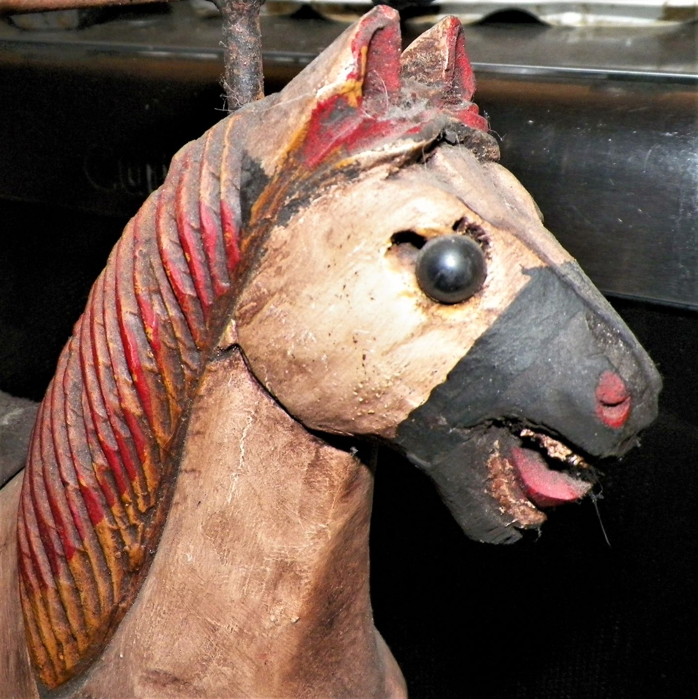 COLLECTIBLE HORSE PULL TOY CARVED 3AAA.JPG