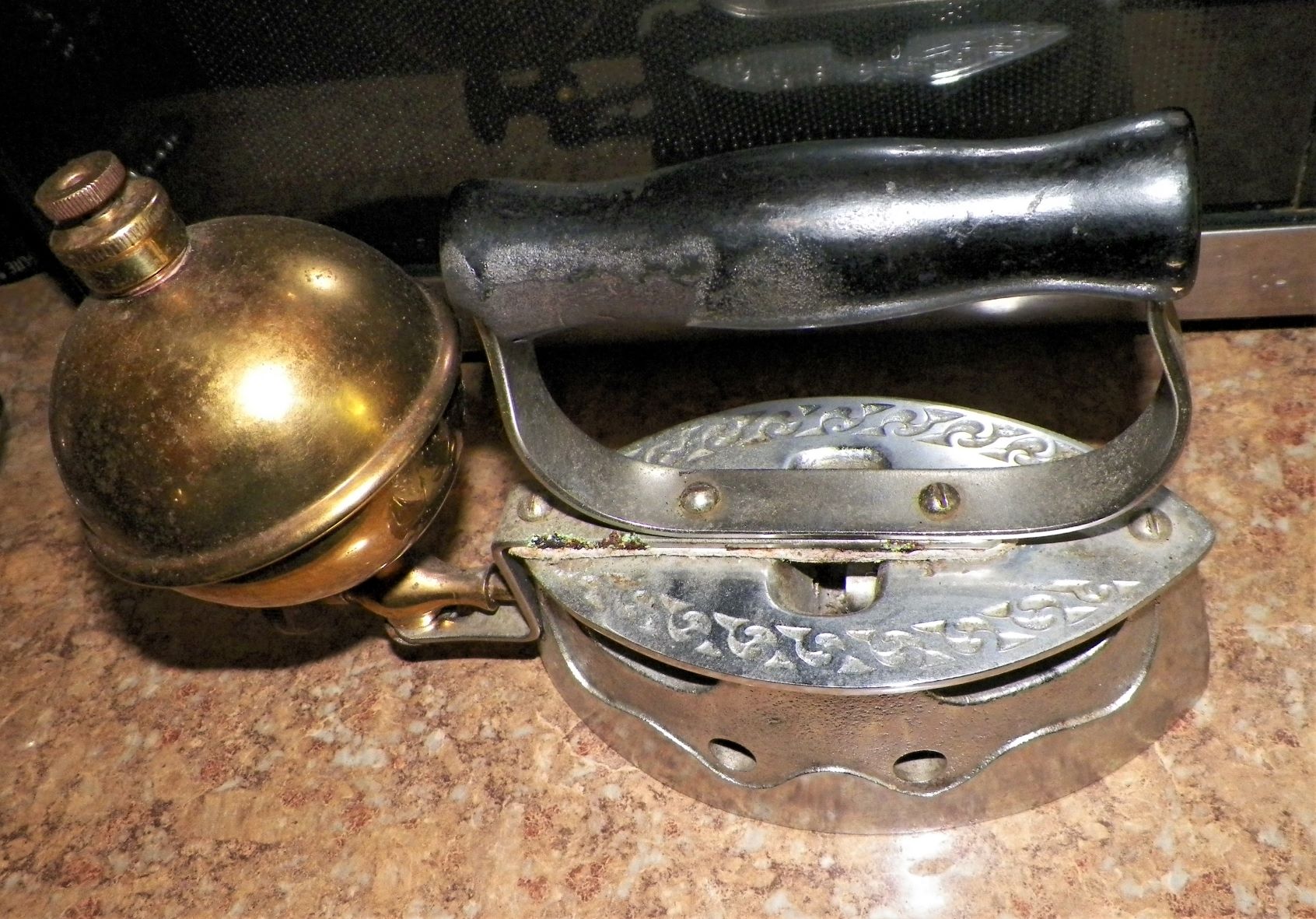 COLLECTIBLE IRON GAS POWERED 1AAZZ.jpg