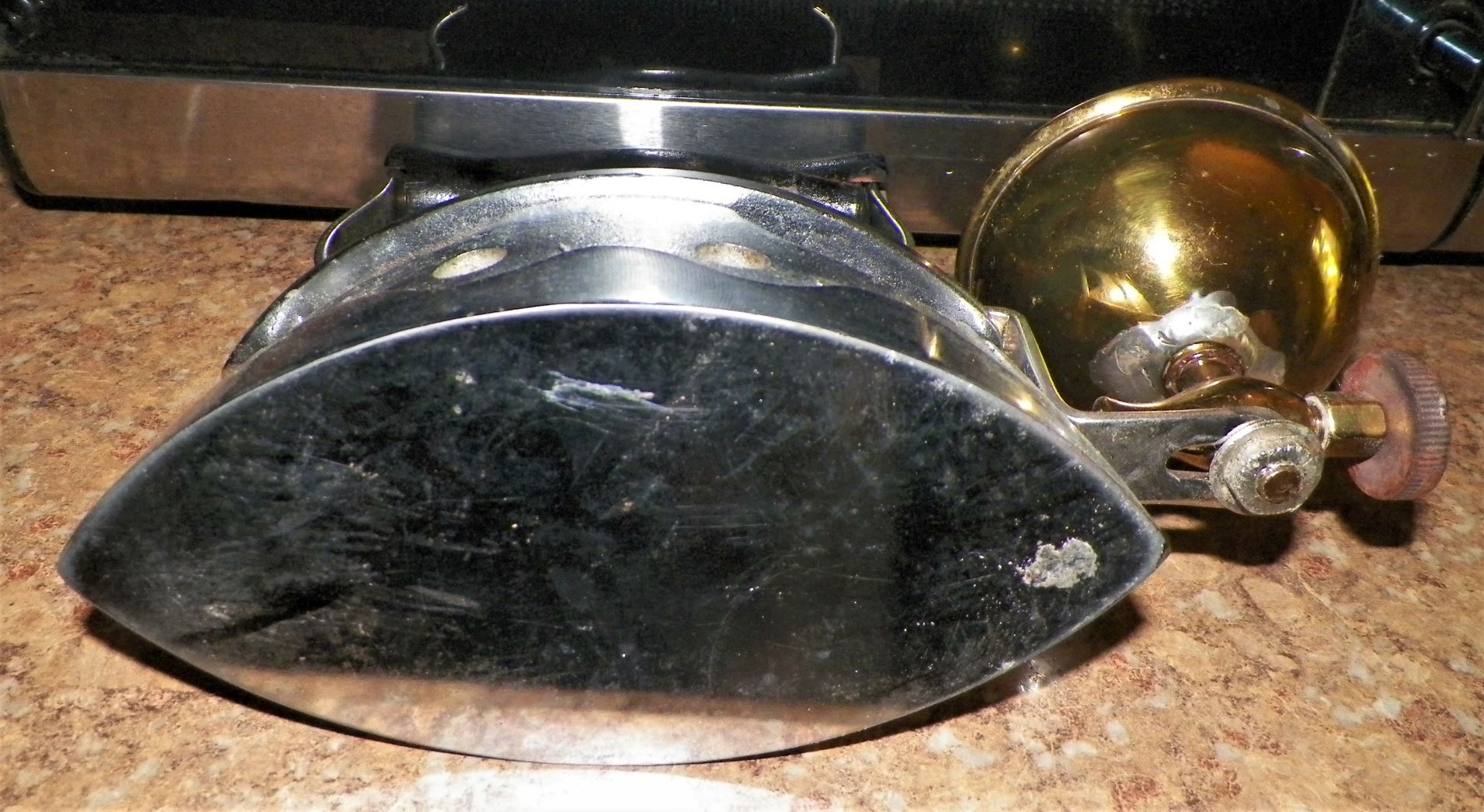 COLLECTIBLE IRON GAS POWERED 9AAZZ.jpg