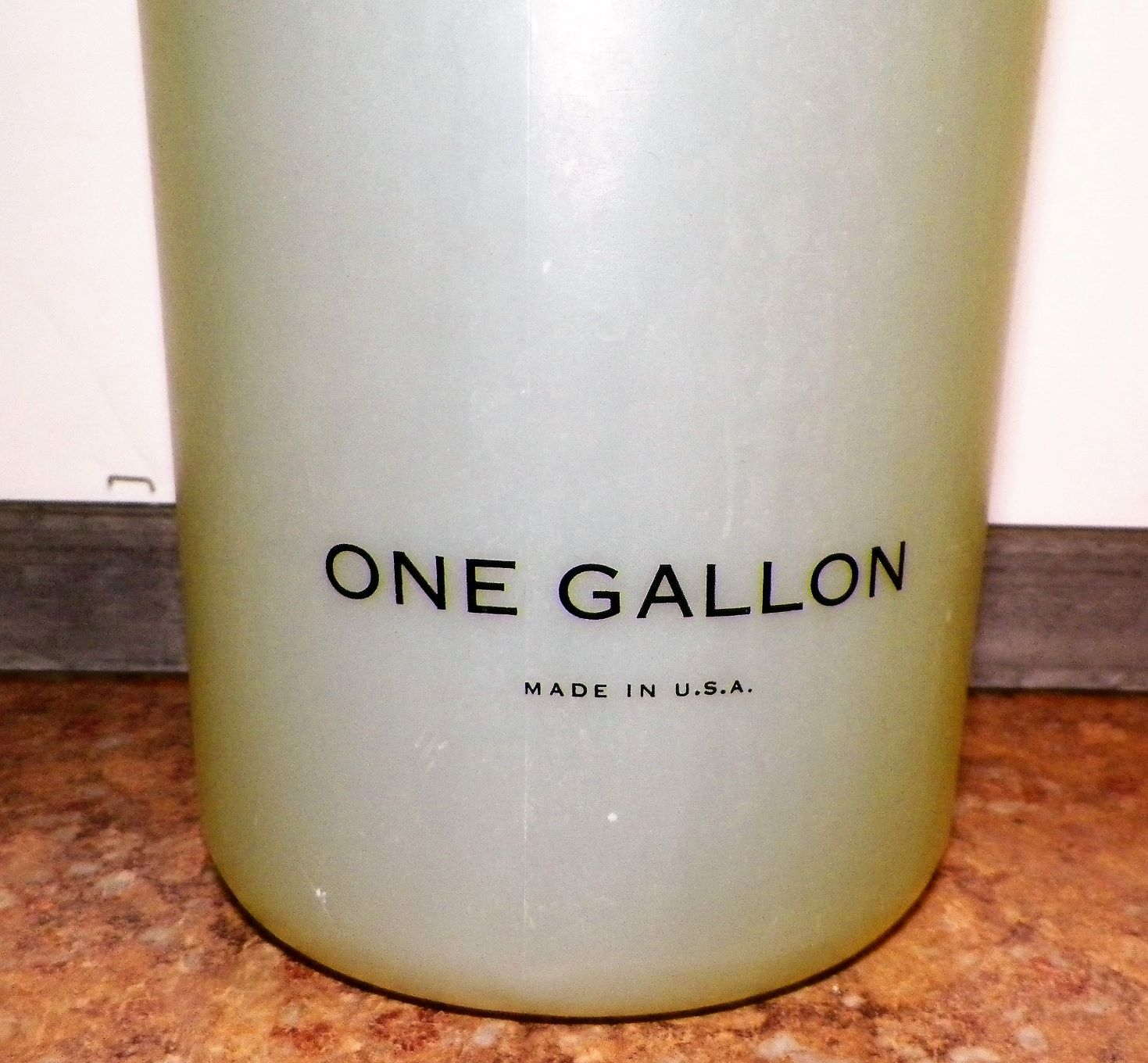 COLLECTIBLE JEAN NATE 1 GALLON BODY WASH 2AAAZ.JPG