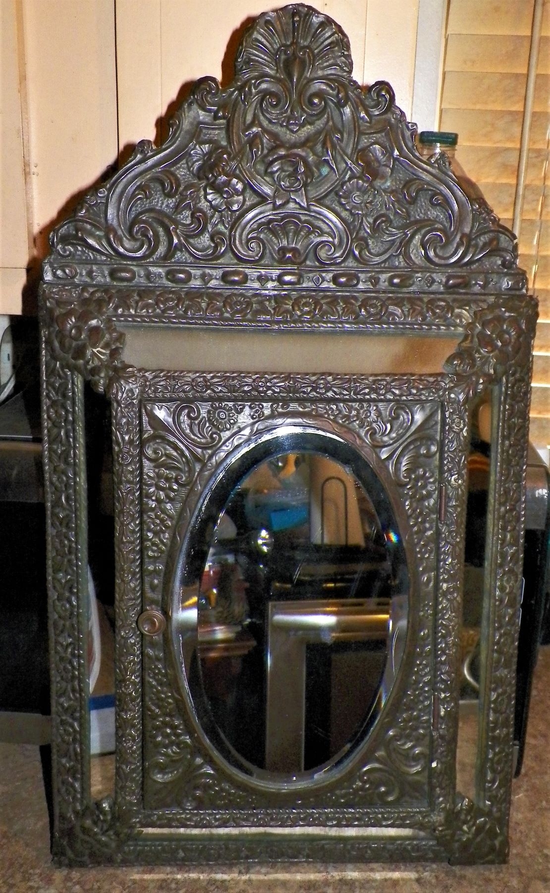 COLLECTIBLE KEY RING BOX 1AA.JPG