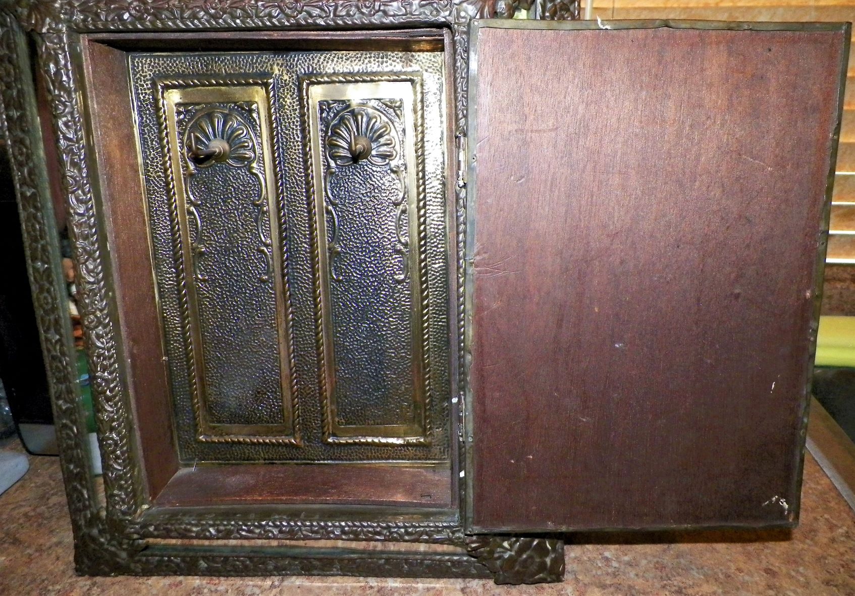 COLLECTIBLE KEY RING BOX 2AA.JPG