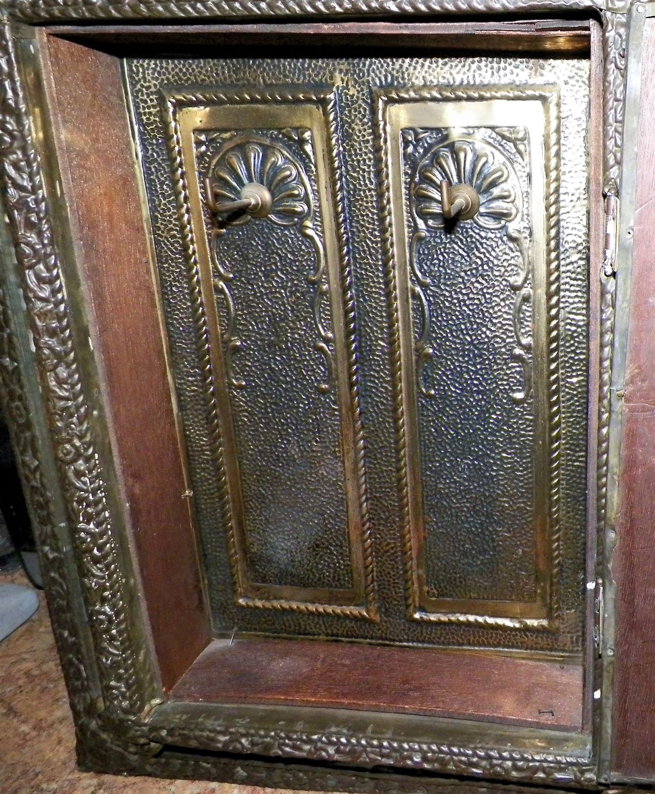 COLLECTIBLE KEY RING BOX 3AA.JPG