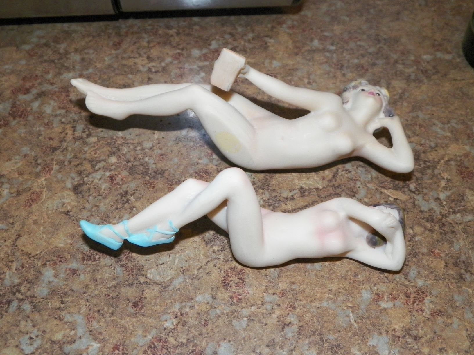 COLLECTIBLE NAKED LADY FIGURES MINIATURES  IN BOX 5AA.JPG