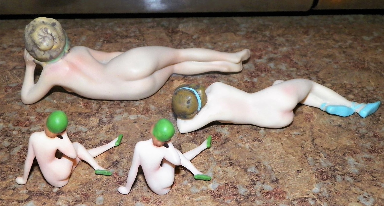 COLLECTIBLE NAKED LADY FIGURES MINIATURES  IN BOX 6AA.JPG