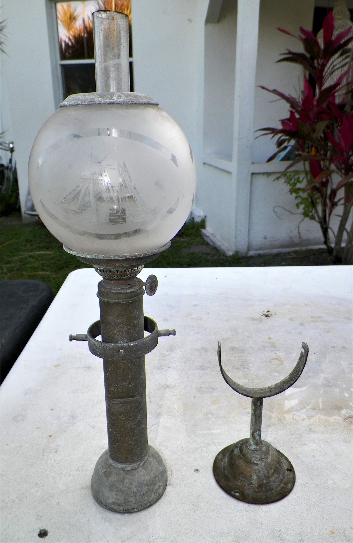 COLLECTIBLE NAUTICAL LANTERN WALL MOUNT 1AA RESIZED.JPG