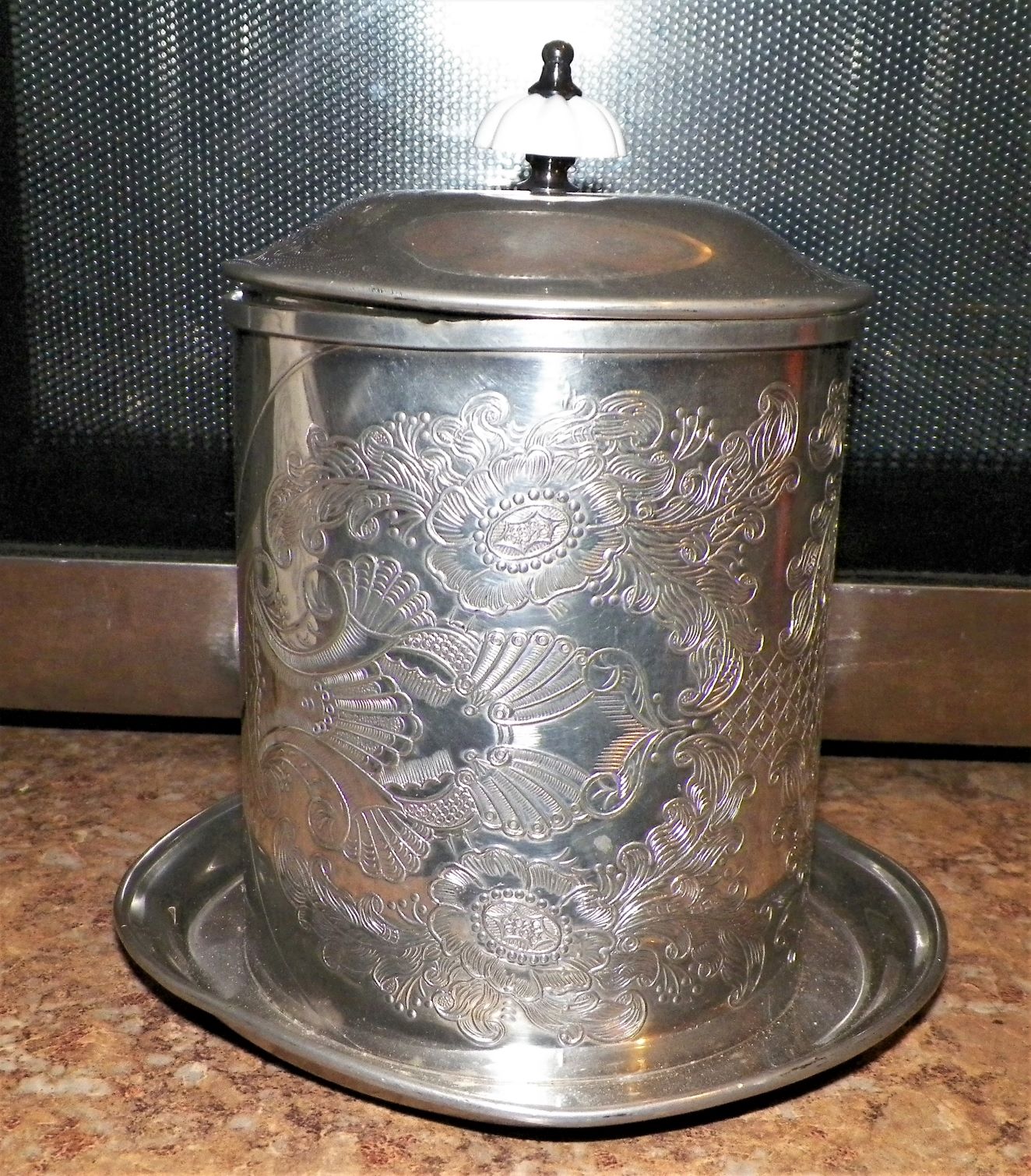COLLECTIBLE PEWTER VINER OF SHEFFIELD TEA CADDY 3AA.JPG