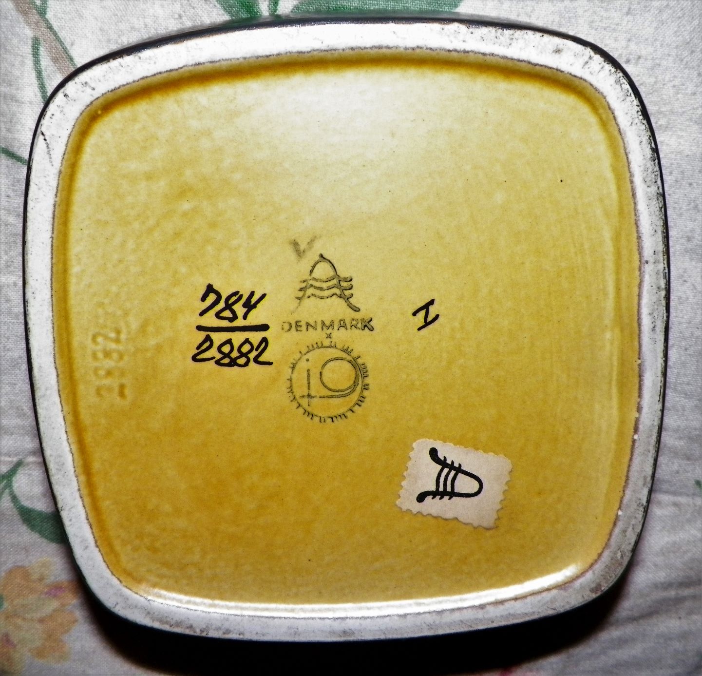 collectible pottery ashtray denmark 2a.JPG