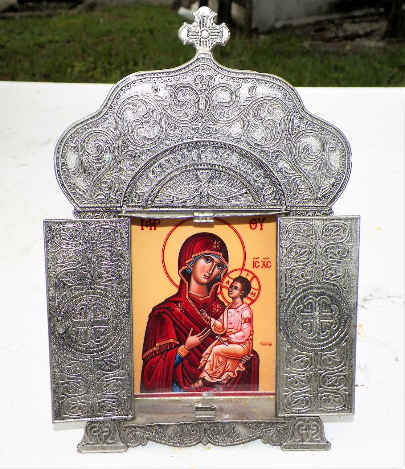 COLLECTIBLE RELIGOUS ICON METAL WITH 2 DOORS 1AA.JPG