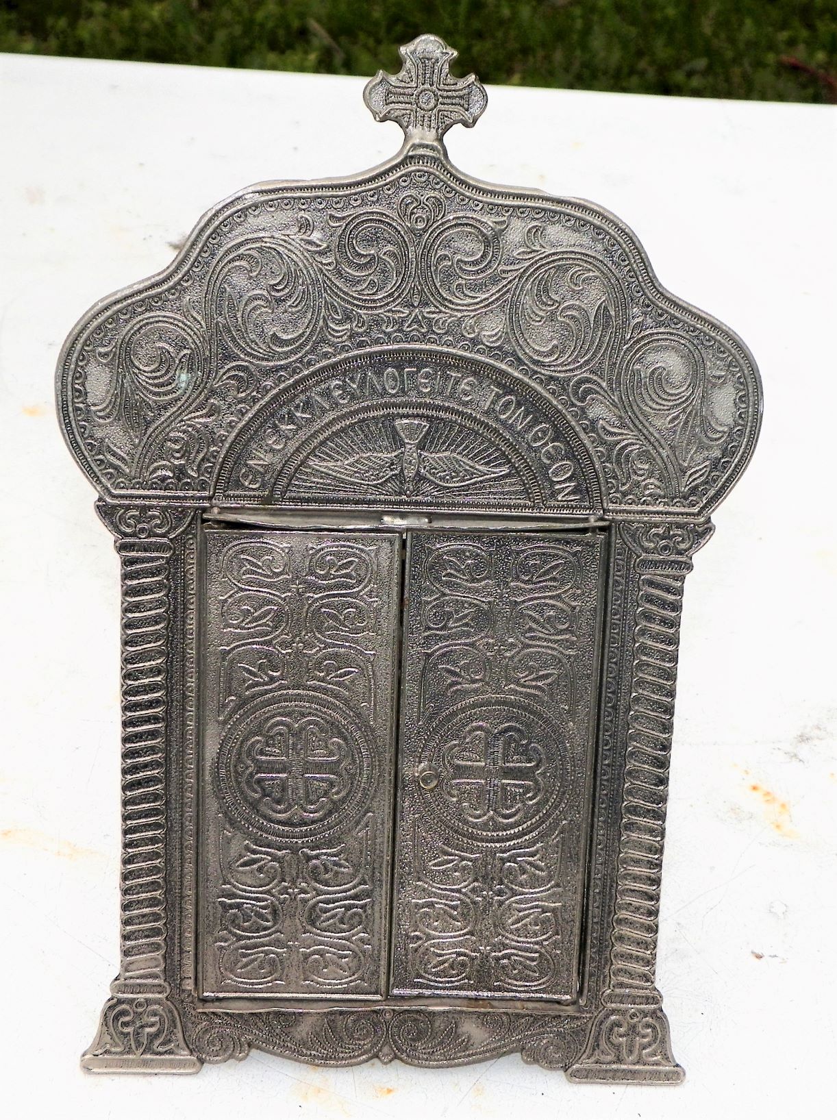 COLLECTIBLE RELIGOUS ICON METAL WITH 2 DOORS 3AA.JPG