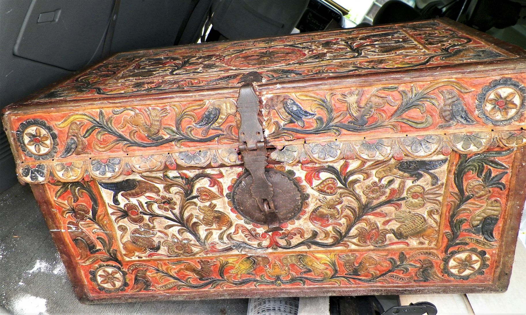 COLLECTIBLE TRUNK LEATHER COVERED 1AAZZ.jpg
