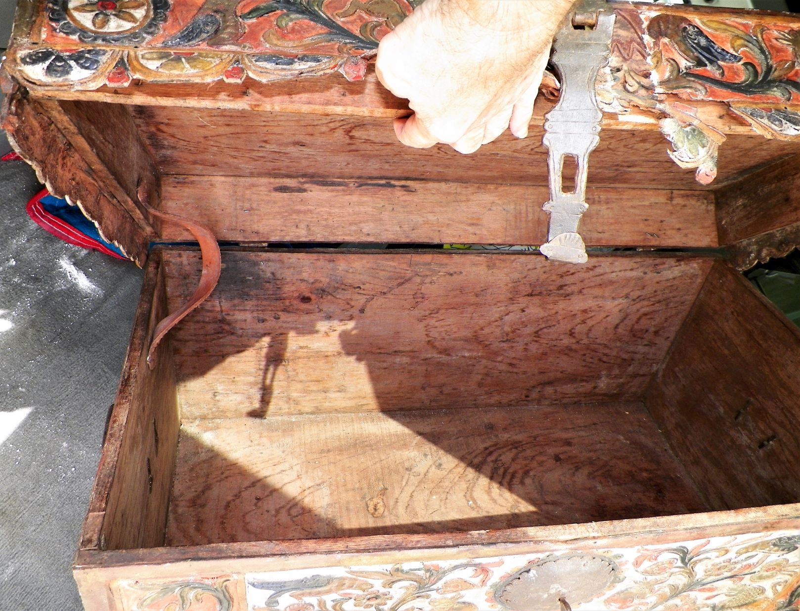 COLLECTIBLE TRUNK LEATHER COVERED 2AAZZ.jpg