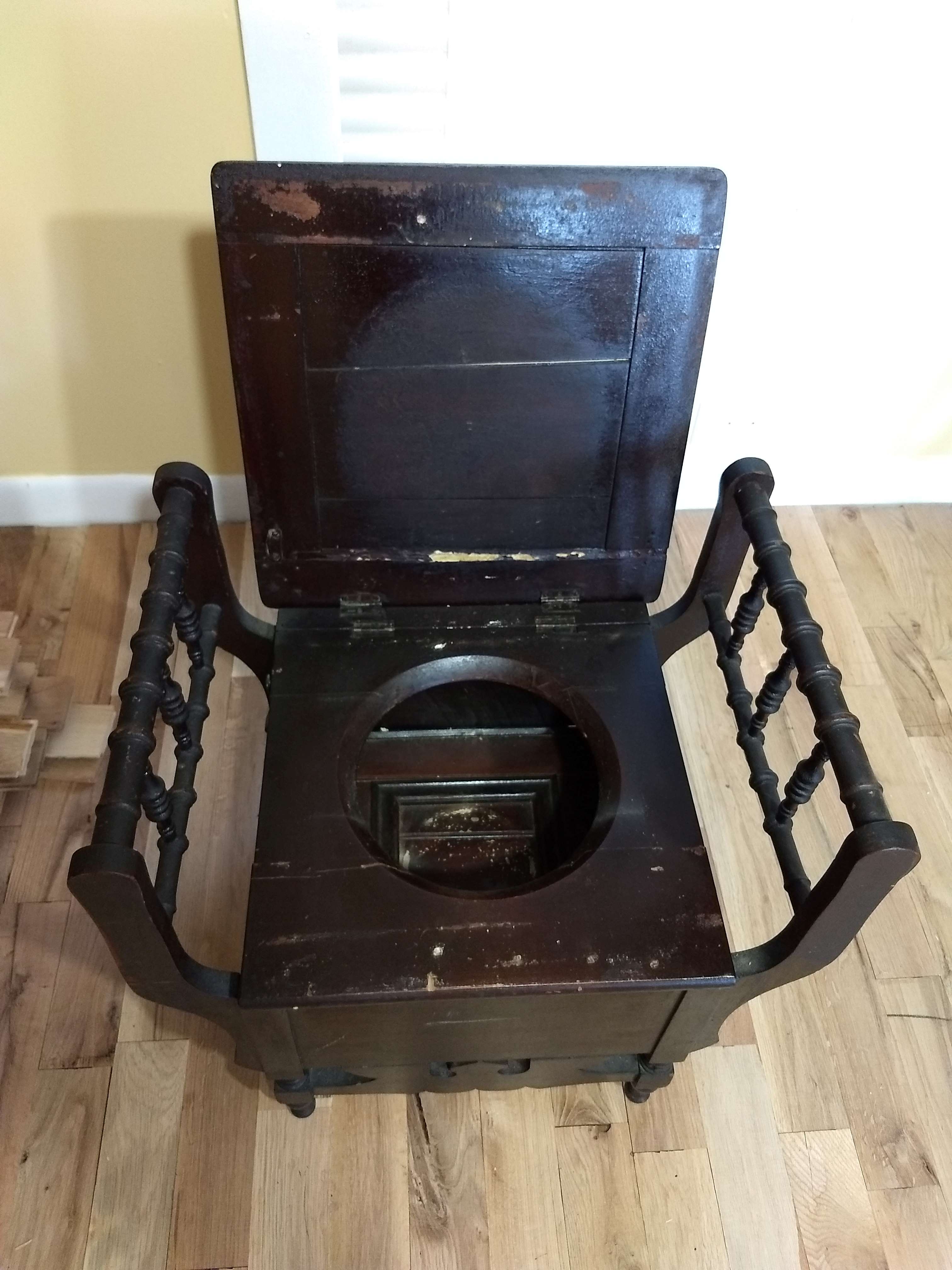 Commode 5.jpg