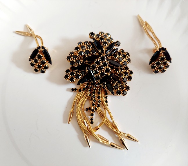 D & E black set front.jpg