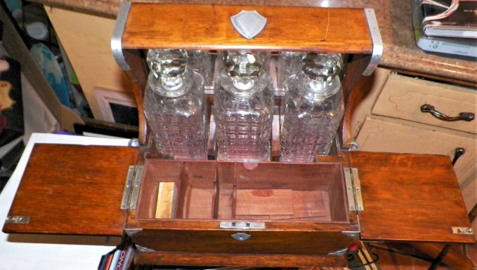 DECANTER HOLDER WOOD 2AA.JPG