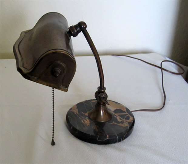 Desk Lamp R side2 640.jpg