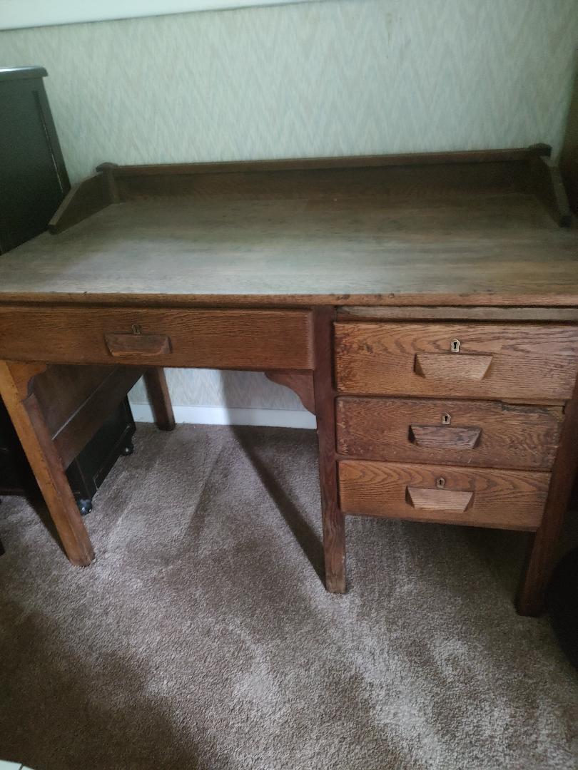 desk1.jpg