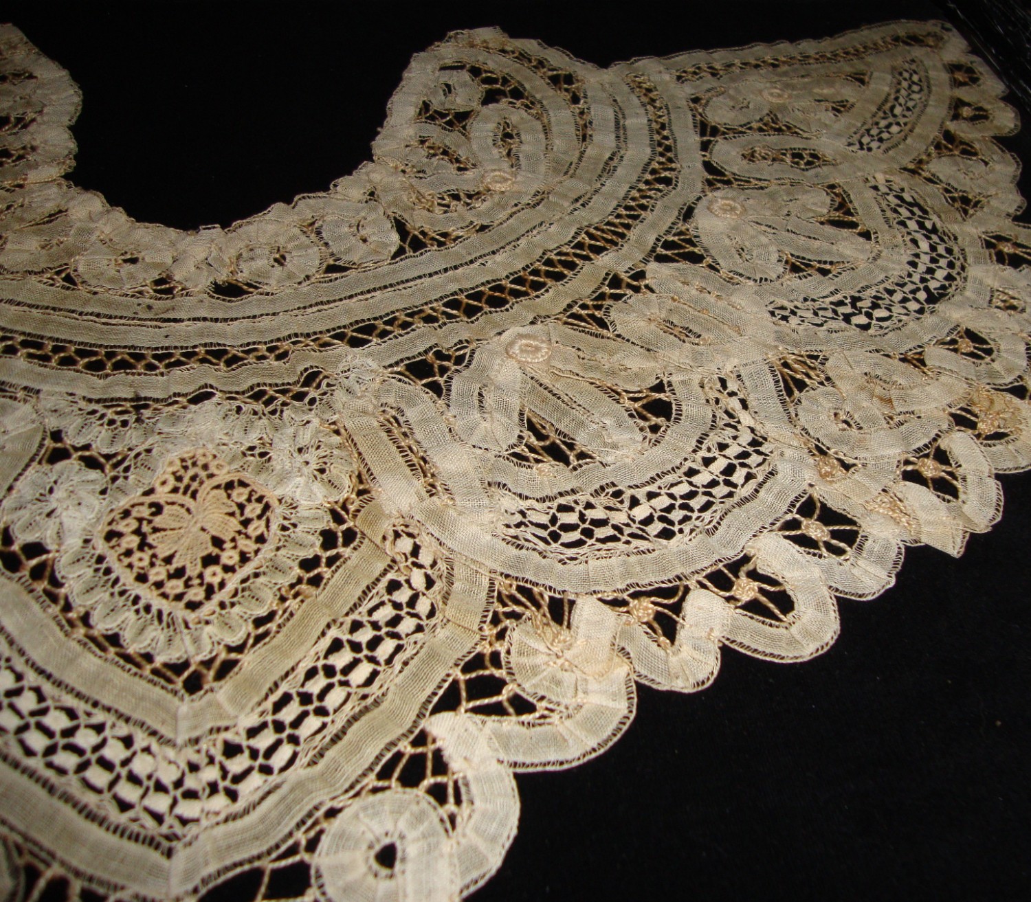 Can anyone ID this Antique Lace Collar? Antiques Board