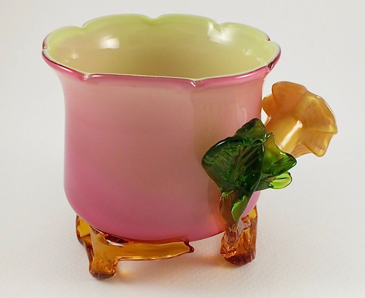 How to describe this Cased Glass Vase? Antiques Board