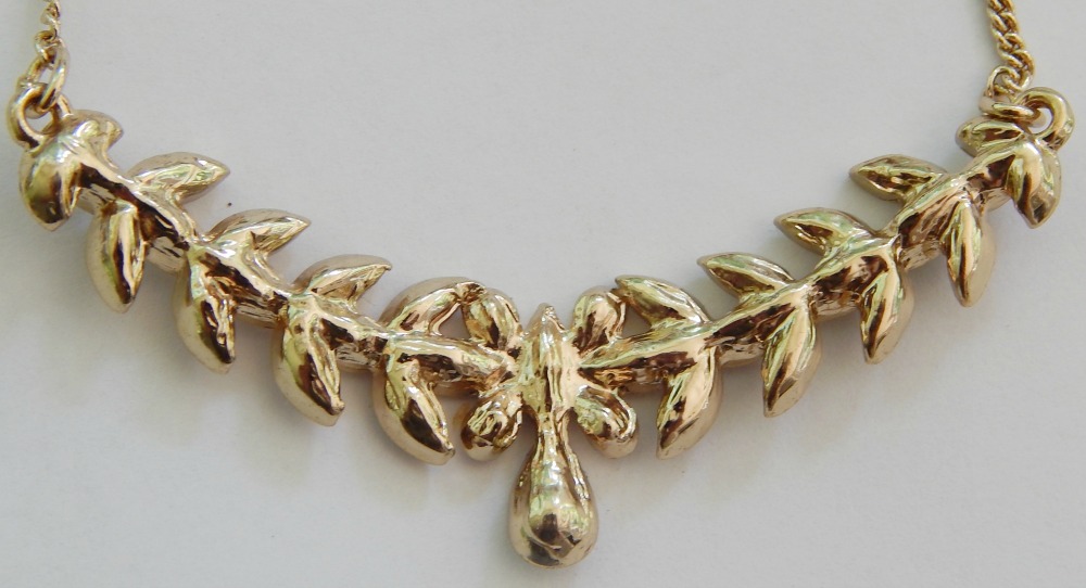 Gold Or Fake Gold Necklace, Does not stick to Antiques Board