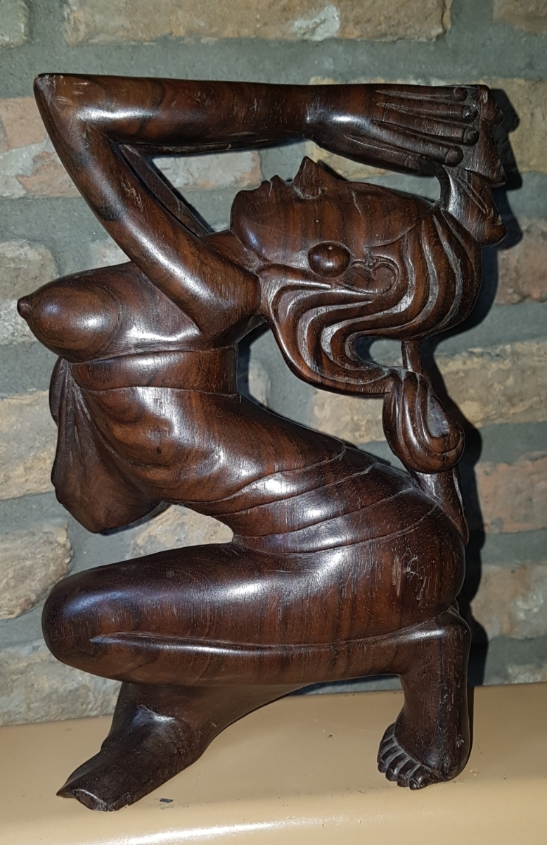 foto - bali beeld - biddende vrouw.jpg