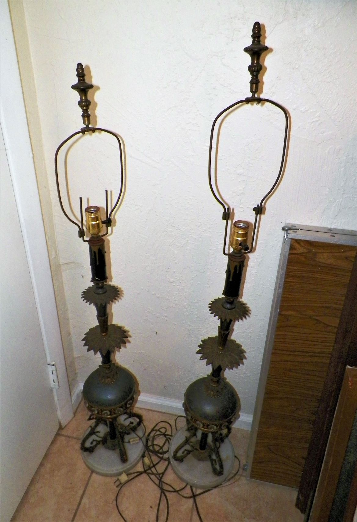 FURNITURE LAMP ANTIQUE TALL PAIR 1AAZZ.jpg