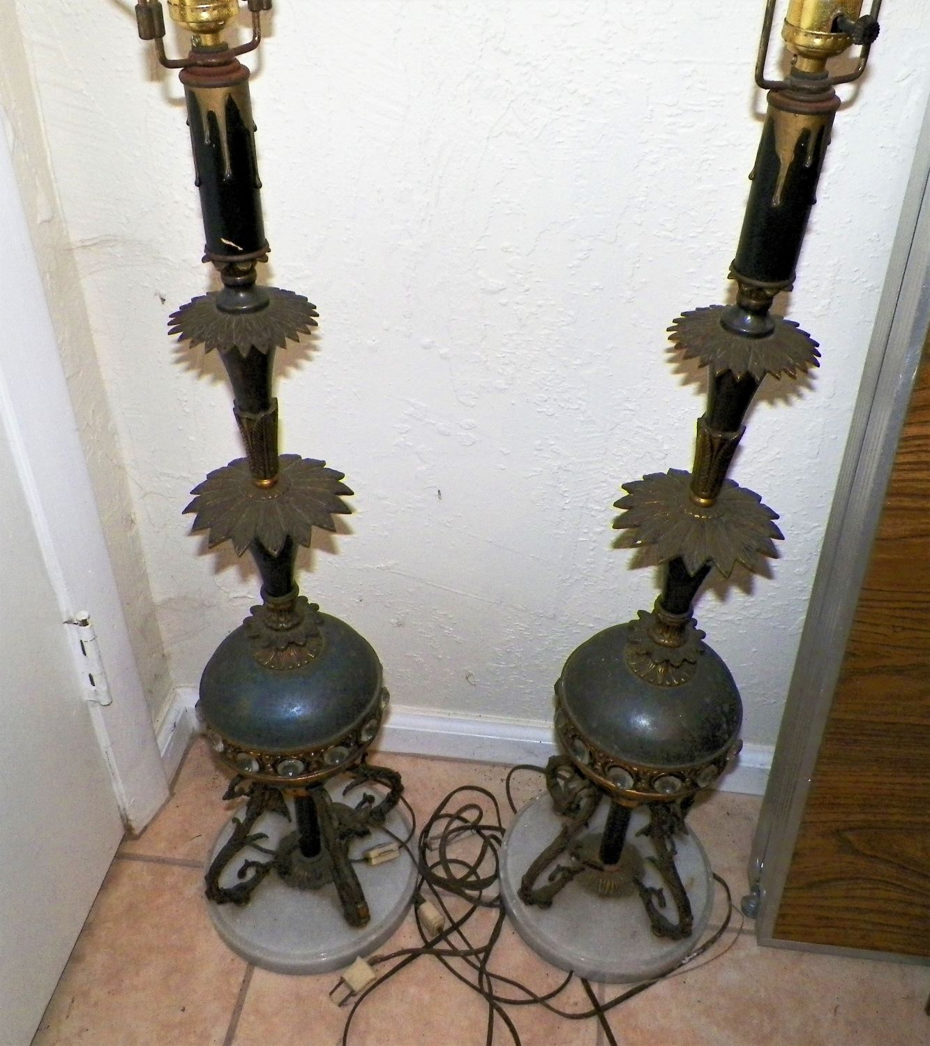 FURNITURE LAMP ANTIQUE TALL PAIR 3AAZ.jpg