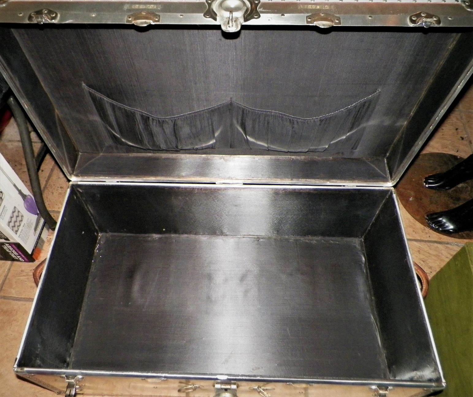 FURNITURE TRUNK ALUMINUM 4AA.JPG