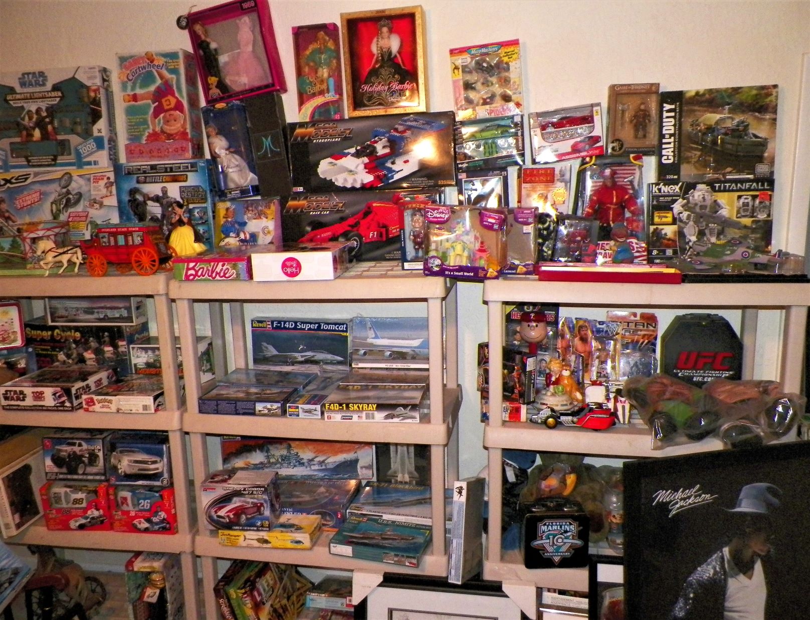 GARAGE SALE A 1AA_A A A GROUP 1AAD TOY A GROUP 1BA NINTENDO STAR TREK X MEN TABLE 1A_AAAZZ.JPG