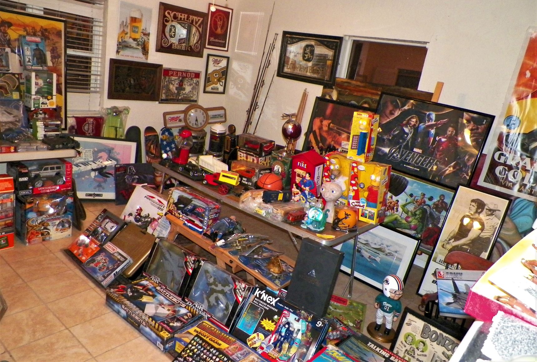 GARAGE SALE A 1AA_A A A GROUP 1AAD TOY A GROUP 1BA NINTENDO STAR TREK X MEN TABLE 1A_AAZZ.JPG