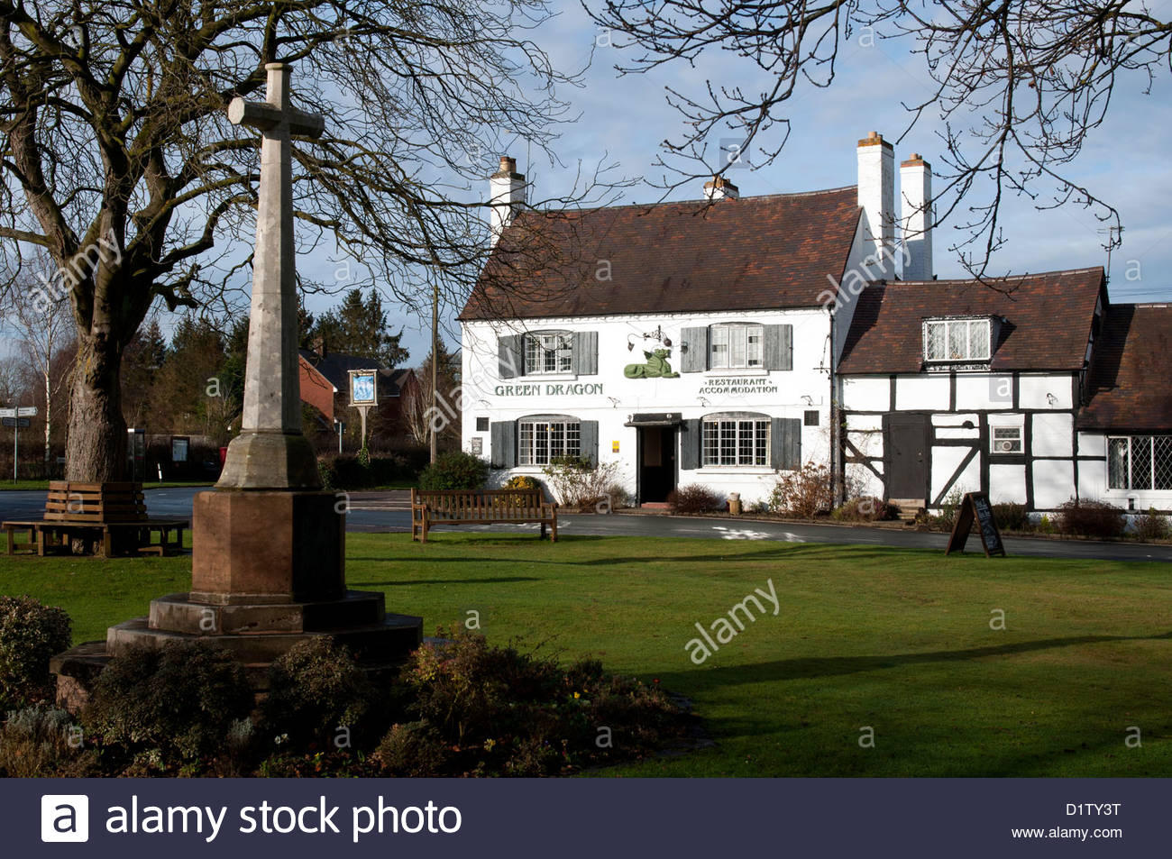 green-dragon-pub-sambourne-warwickshire-uk-D1TY3T.jpg