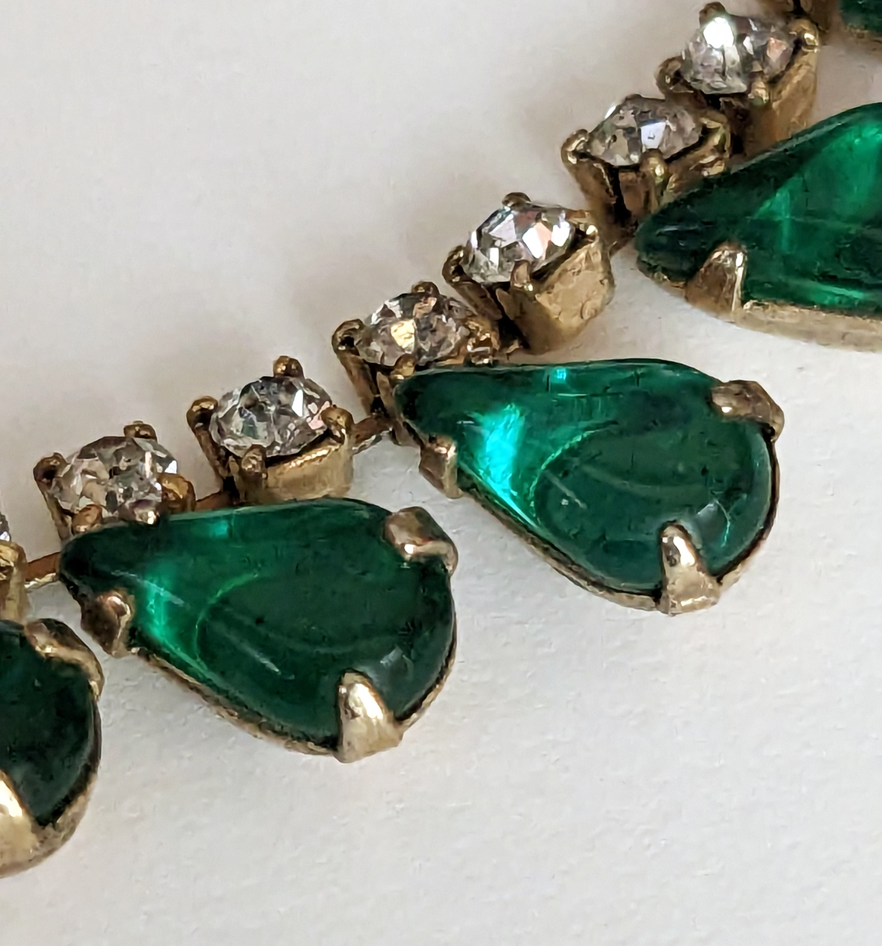 How to Describe This Vintage Green Glass Teardrops Necklace | Antiques ...