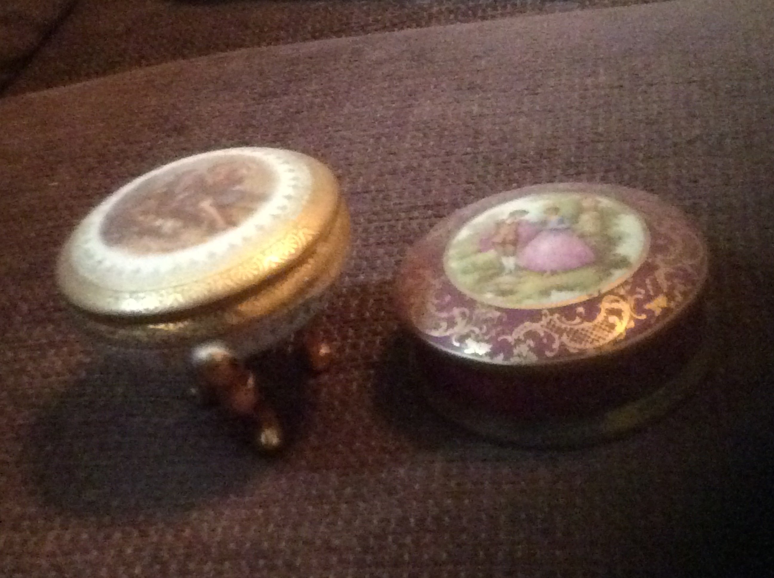 Little powder puff box? Antiques Board