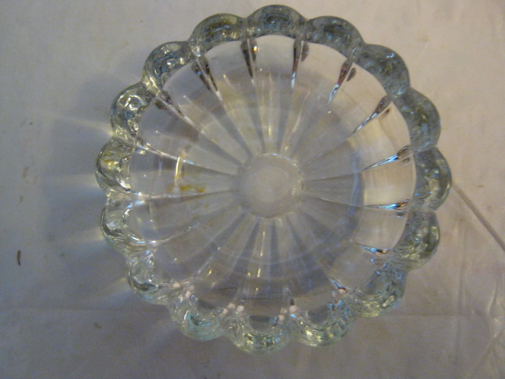 Scalloped edged vertical ribbed round glass ashtray | Antiques Board, image size:1632x1224