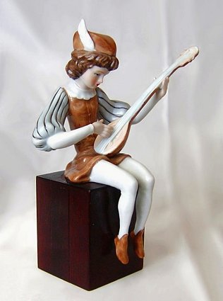 ItalyPorcelainFigurineLutePlayerWoodenBlock-a.jpg