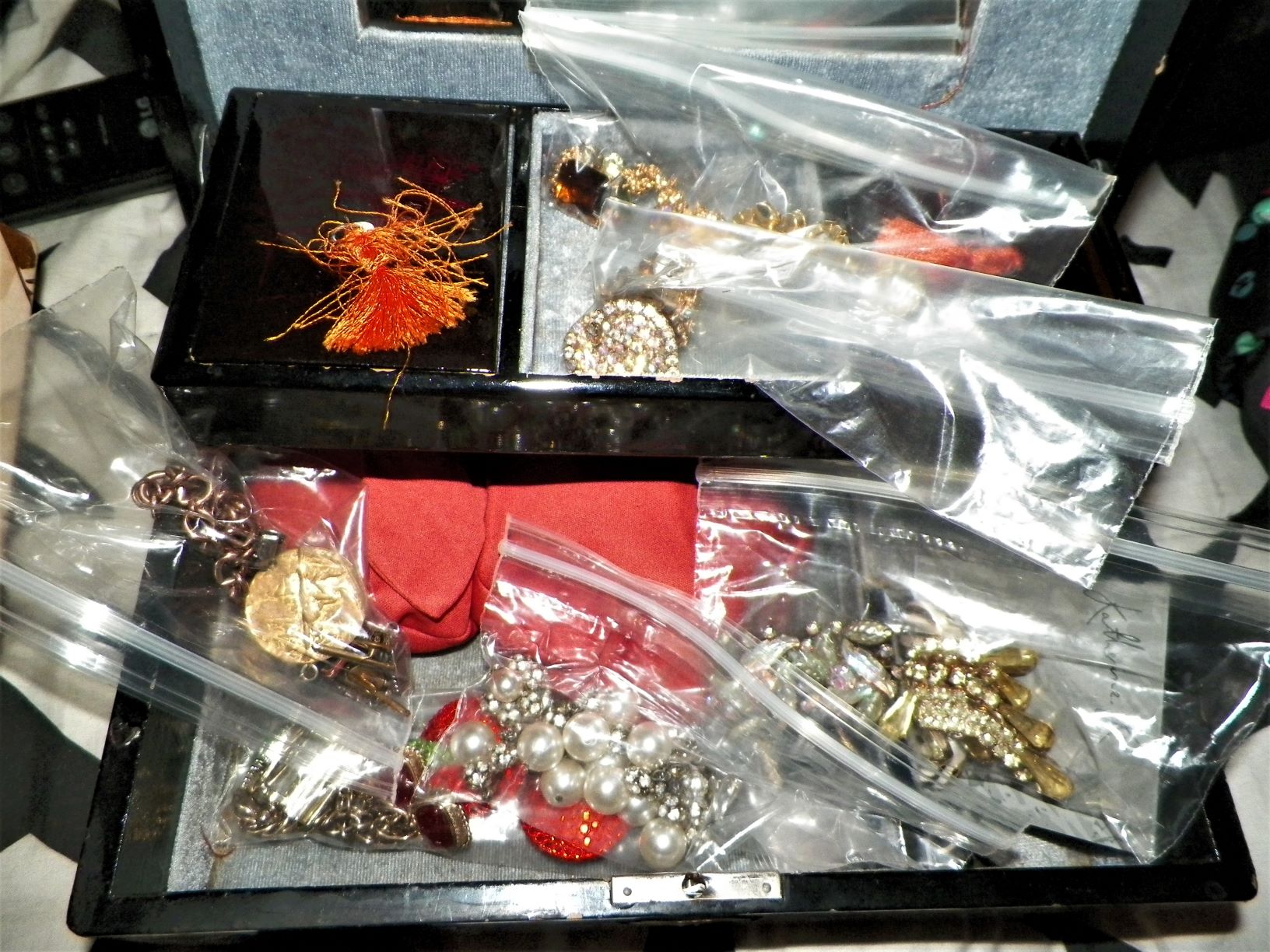 JEWELRY A GROUP OF BOXES & JEWELRY CHESTS 2BAA.JPG