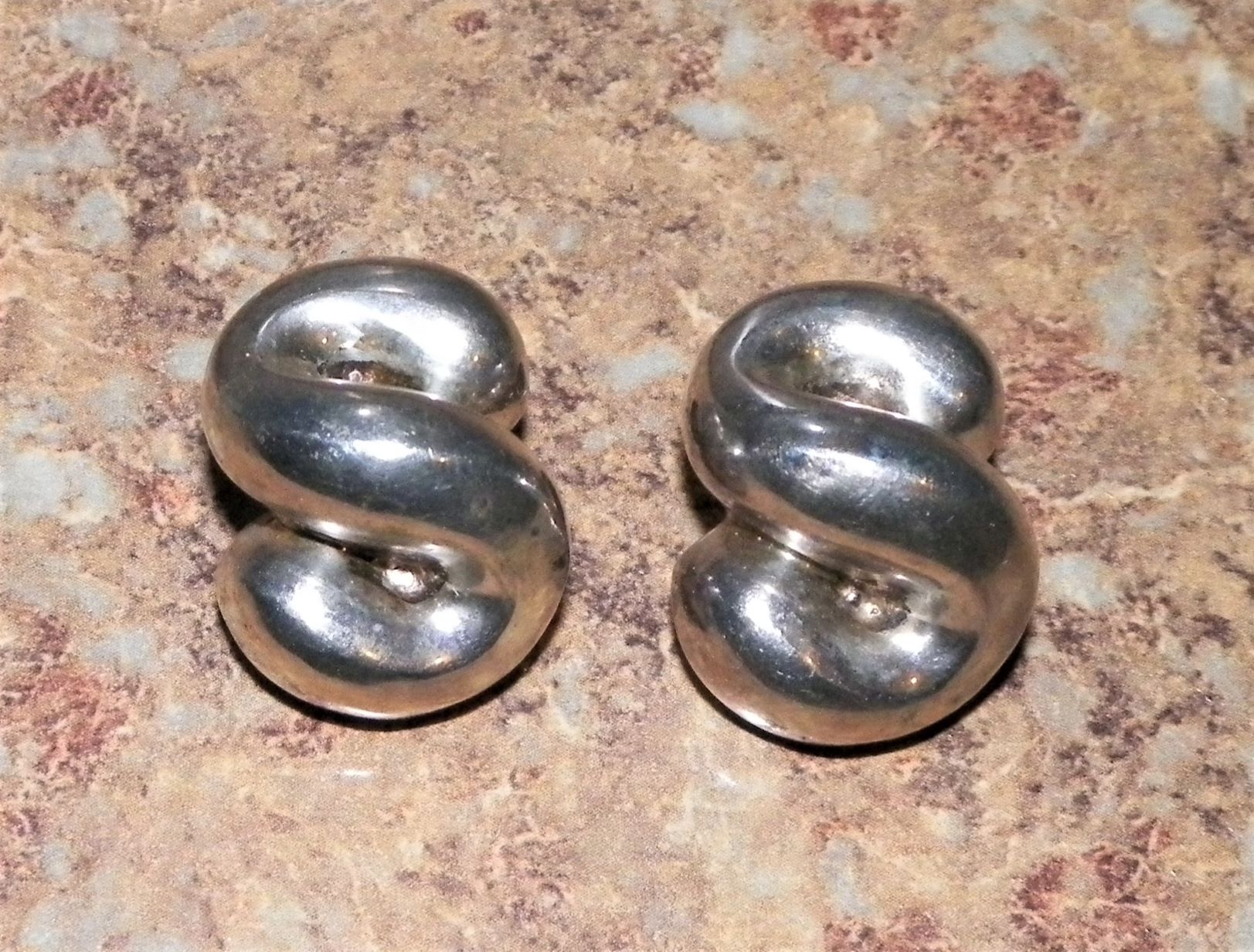 JEWELRY EARRINGS ENGRAVED S SHAPE 1AA.JPG